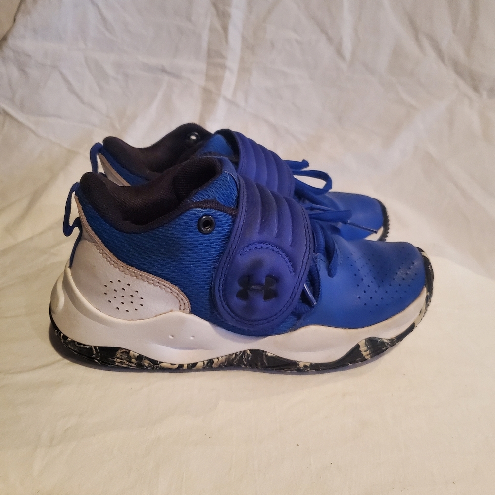Under Armour kids zone basketball shoe size 13K